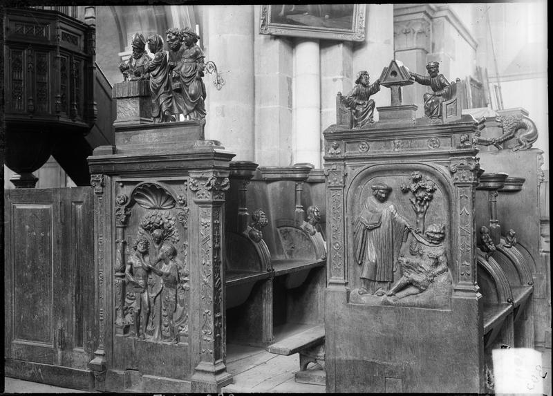 Intérieur , stalles : panneaux sculptés représentant le péché originel et la vertu et le vice, surmontés chacun d'une ronde bosse