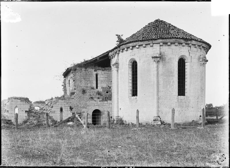 Abside de l'église et bâtiment attenant en ruines