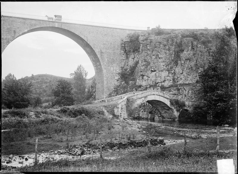 Viaduc et petit pont enjambant la Cure