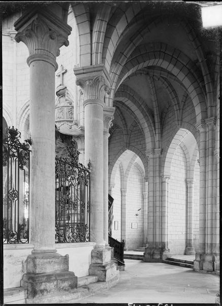 Intérieur : déambulatoire et vue partielle de la grille du choeur