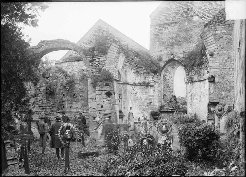 Cimetière dans les ruines de l'église