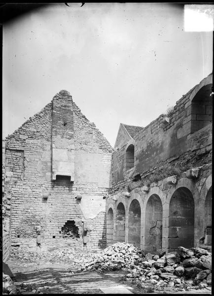 Pan de l'église et mur avec cheminée en ruines