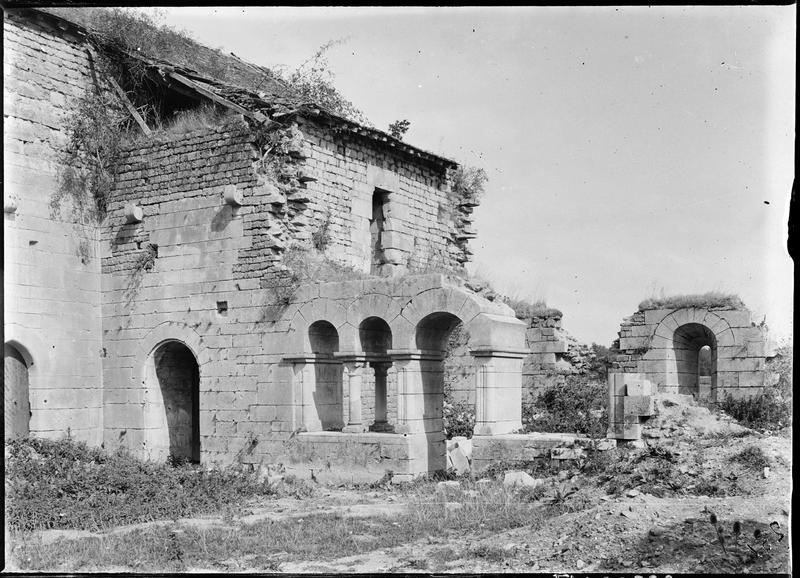 Entrée de la salle capitulaire en ruines