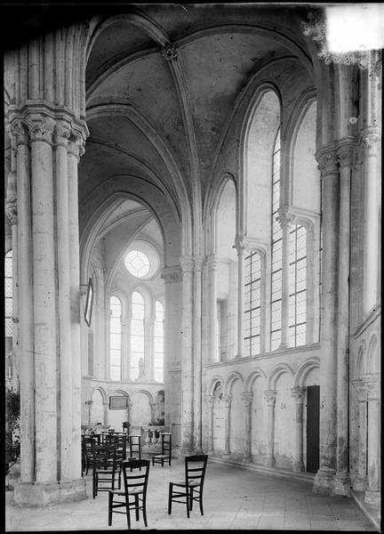 Intérieur de l'église : déambulatoire, côté sud