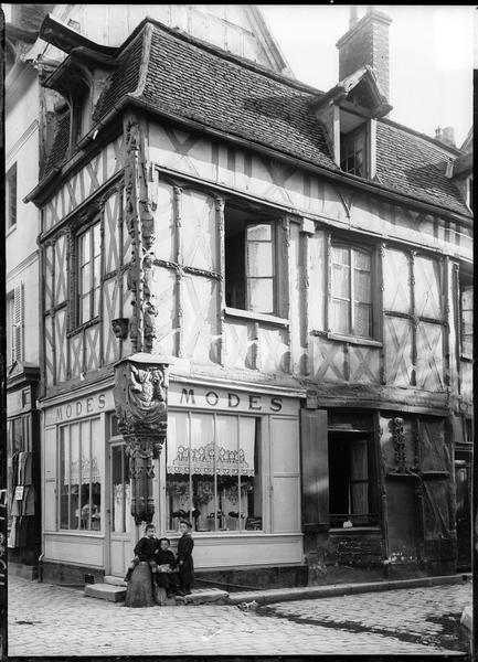 Façade à pans de bois sur rue, personnes