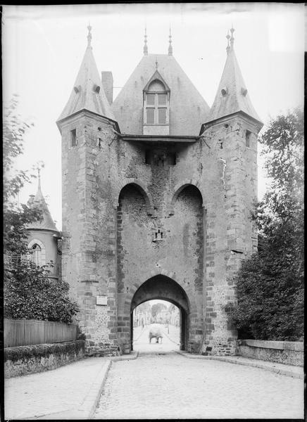 Porte avec tourelles, côté extérieur