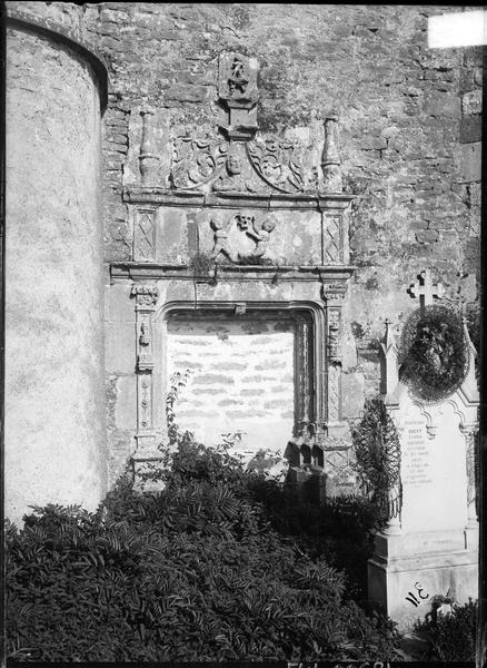 Mur ouest du bras sud du transept, porte murée avec croix de cimetière au premier plan