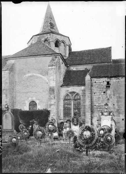 Ensemble sud et cimetière au premier plan