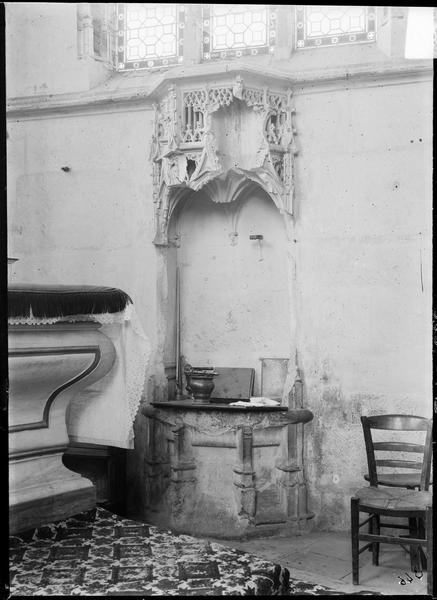 Intérieur : choeur, tabernacle et vue partielle de l'autel