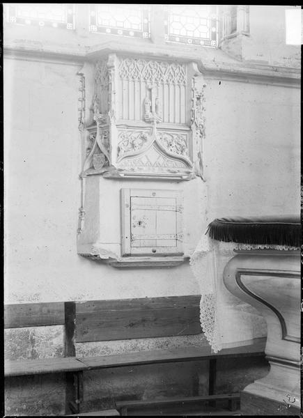 Intérieur : choeur, tabernacle et vue partielle de l'autel