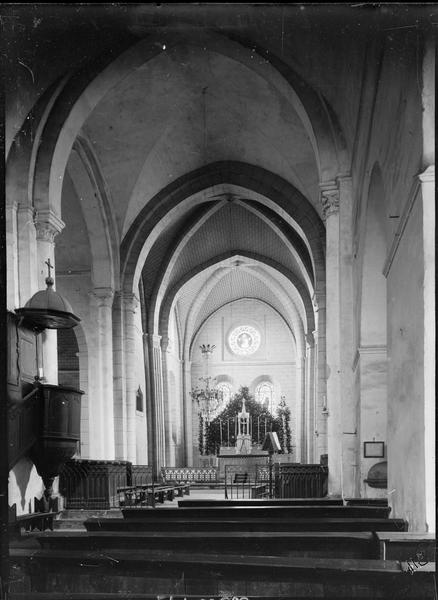 Intérieur : nef avec chaire à prêcher, vers le choeur