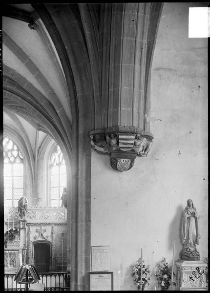 Intérieur : cul-de-lampe avec blasons et choeur, vue partielle