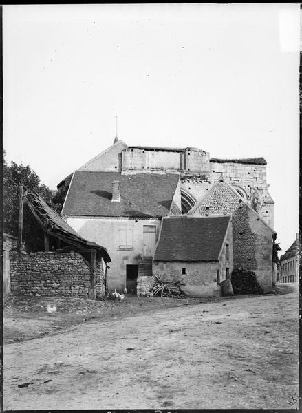 Eglise, façade ouest cachée derrière des maisons