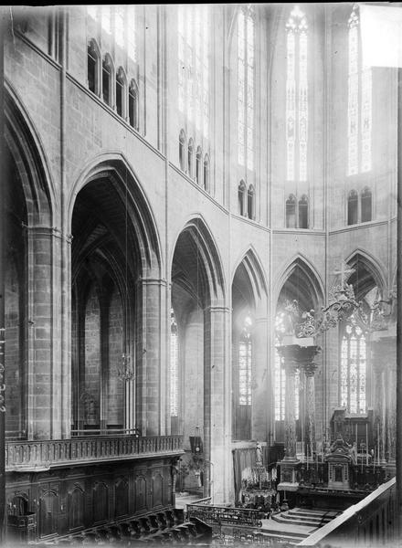 Intérieur : choeur avec stalles et maître-autel à baldaquin