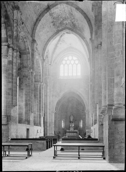 Abbatiale, intérieur : nef vers le choeur