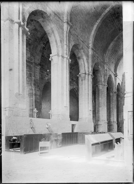 Abbatiale, intérieur : nef, stalles