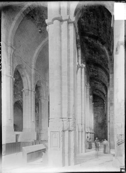 Abbatiale, intérieur : bas-côté nord et nef avec stalles, vers l'entrée