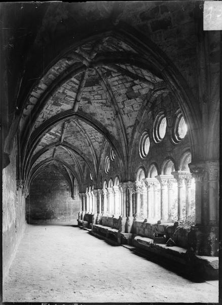 Cloître, intérieur : galerie