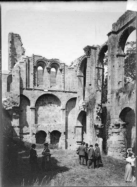 Nef en ruines, touristes