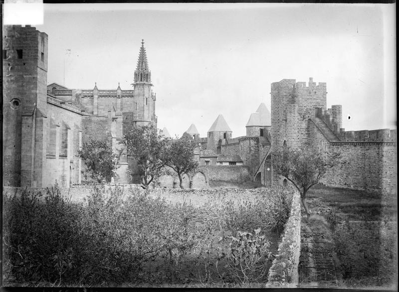 Façade sud, jardin et remparts