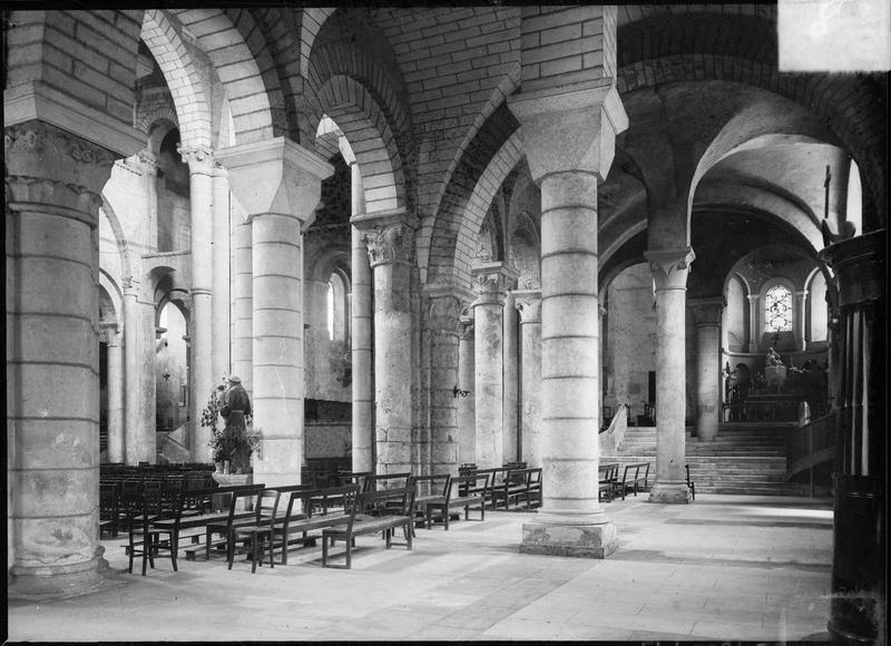 Intérieur : bas-côté sud et escalier du transept conduisant au déambulatoire