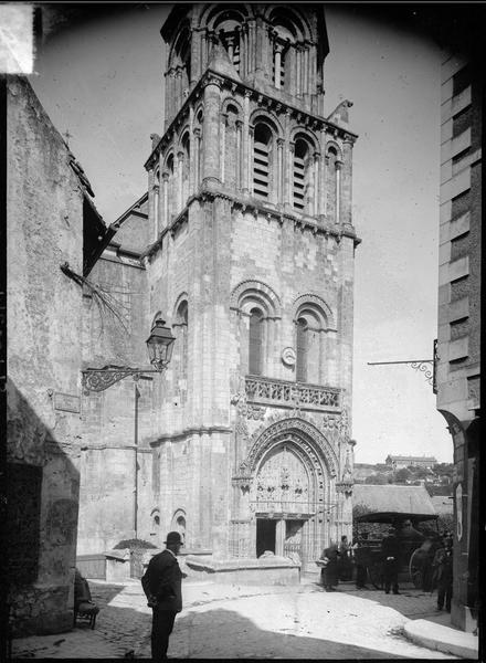 Façade ouest, clocher-porche, vue animée avec attelage