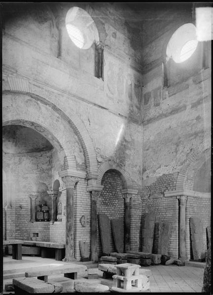 Intérieur : ensemble avec sarcophages mérovingiens