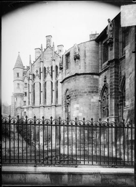 Façade de la salle des Pas-Perdus, rue des Cordeliers, et tour de Maubergeon