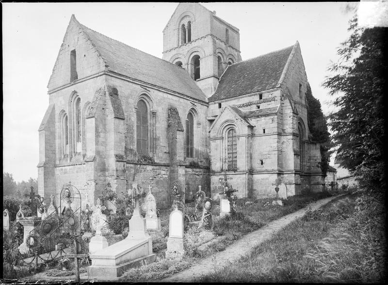 Ensemble nord-est et cimetière au premier plan