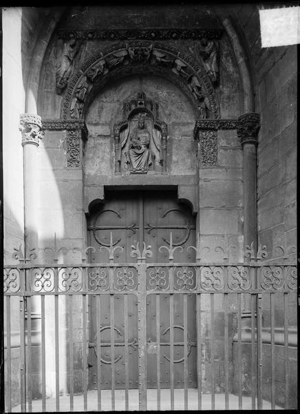 Façade nord, transept, portail roman dit porte Pretiosa intégré dans la galerie du cloître et surplombé d'une statue de la Vierge à l'Enfant