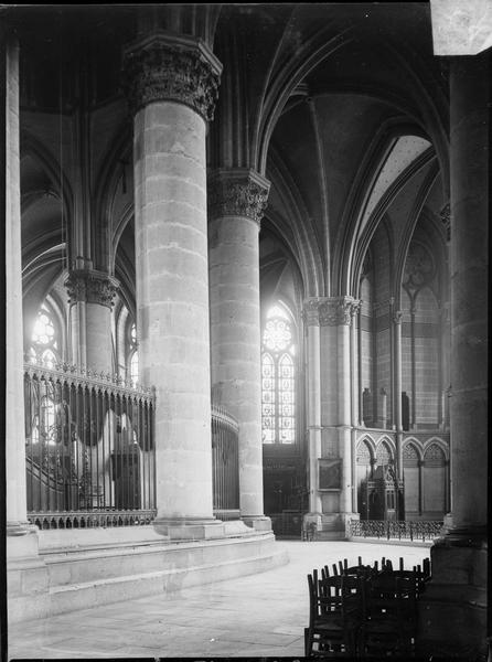 Intérieur : déambulatoire avec chapelles rayonnantes