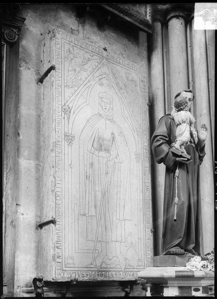 Intérieur : dalle funéraire d'Hugues Libergier et statue de saint Antoine