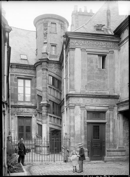 Façade sur cour avec escalier, personnes