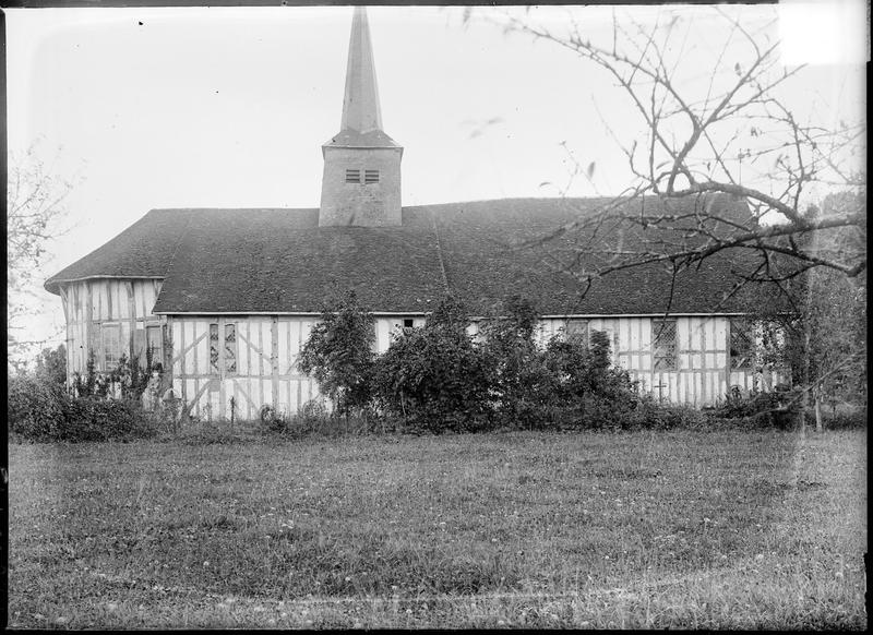 Façade nord à pans de bois et cimetière au premier plan