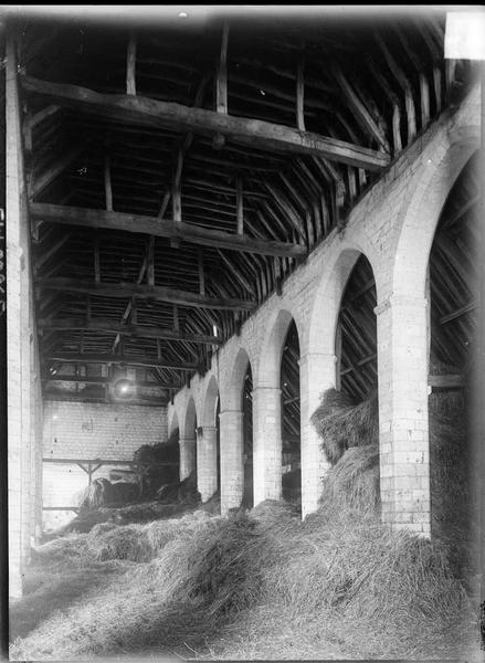 Grange aux dîmes, intérieur : ensemble servant de lieu de stockage pour le foin