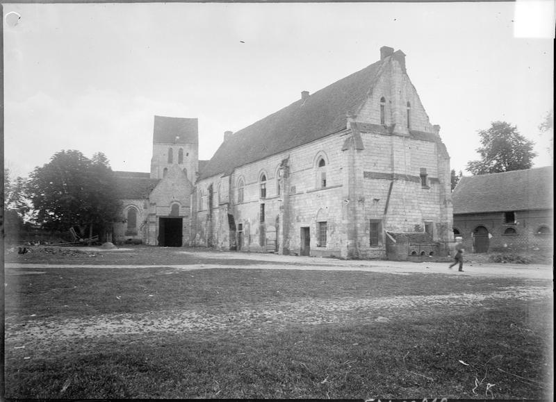 Bâtiment principal avec réfectoire au rez-de-chaussée et dortoir à l'étage supérieur