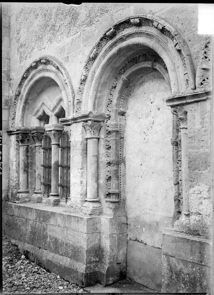 Façade latérale, portail muré et baie