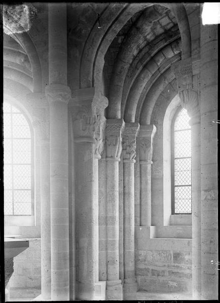 Intérieur : colonnes à chapiteaux sculptés