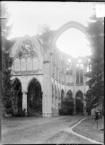 Eglise abbatiale, choeur en ruine