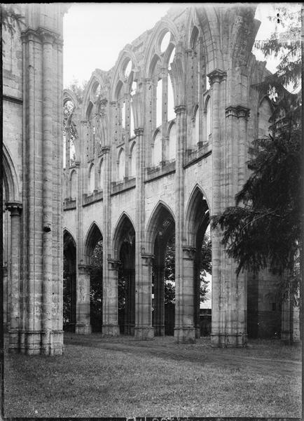 Eglise abbatiale, choeur en ruine