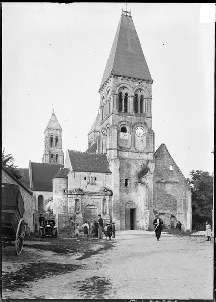 Ensemble ouest avec clochers, personnes sur le parvis