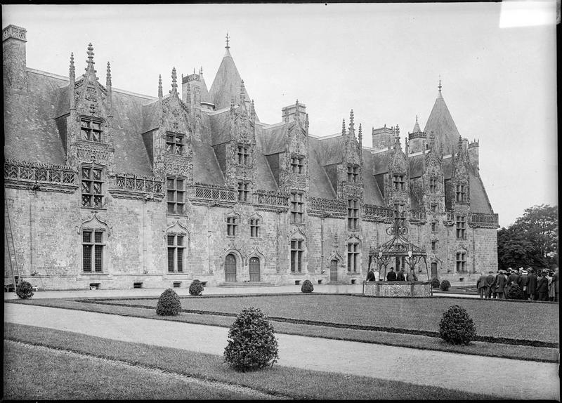 Façade sur parc avec puits, touristes