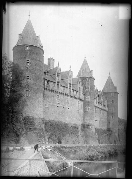 Façade avec tours donnant sur l'Oust