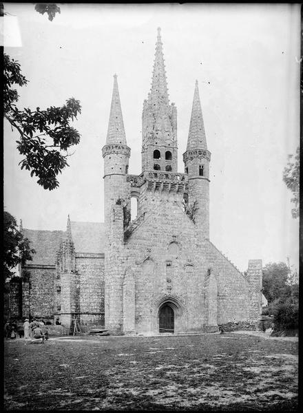 Façade ouest avec clocher et tourelles