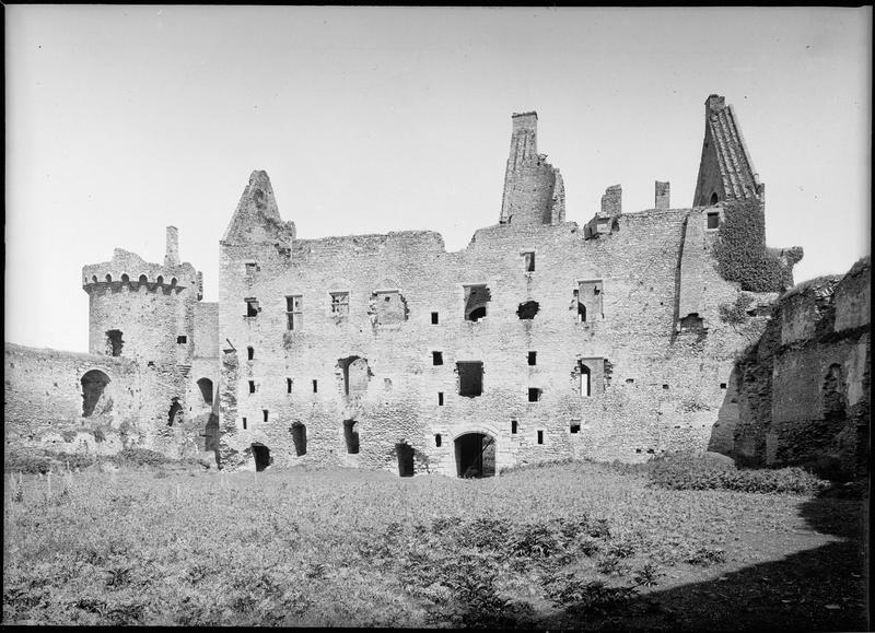 Cour intérieure en ruines