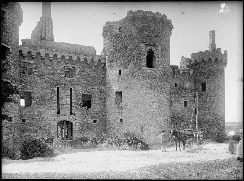 Châtelet d'entrée en ruines, attelage