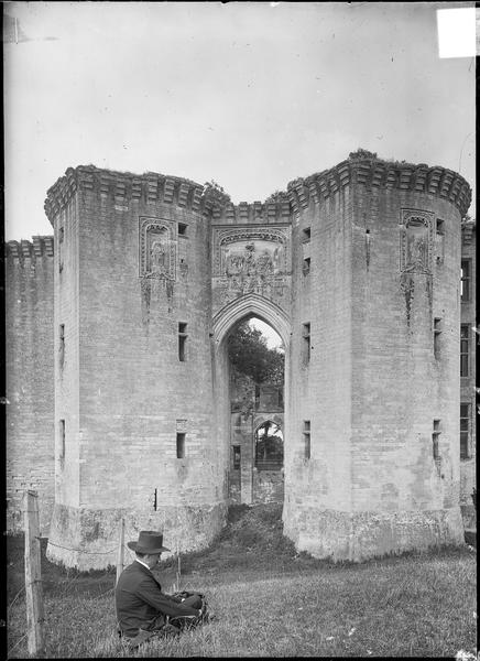 Châtelet d'entrée, côté ouest