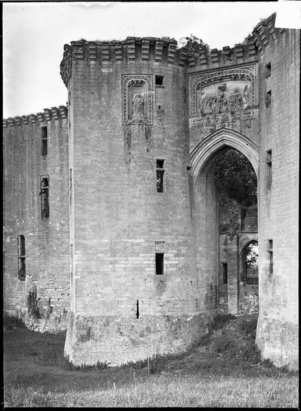 Châtelet d'entrée, côté ouest