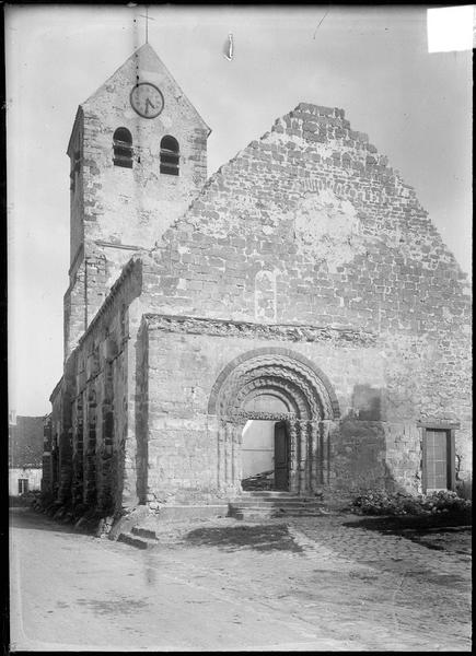 Ensemble nord-ouest, façade et clocher, depuis la place de l'église