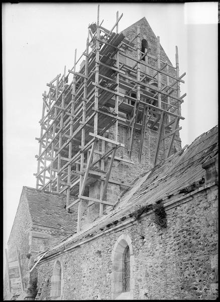 Façade, vue partielle et clocher en travaux